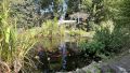 Schön angelegter Fischteich und Gartenpavillon