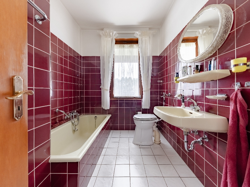 Tageslichtbad mit Wanne