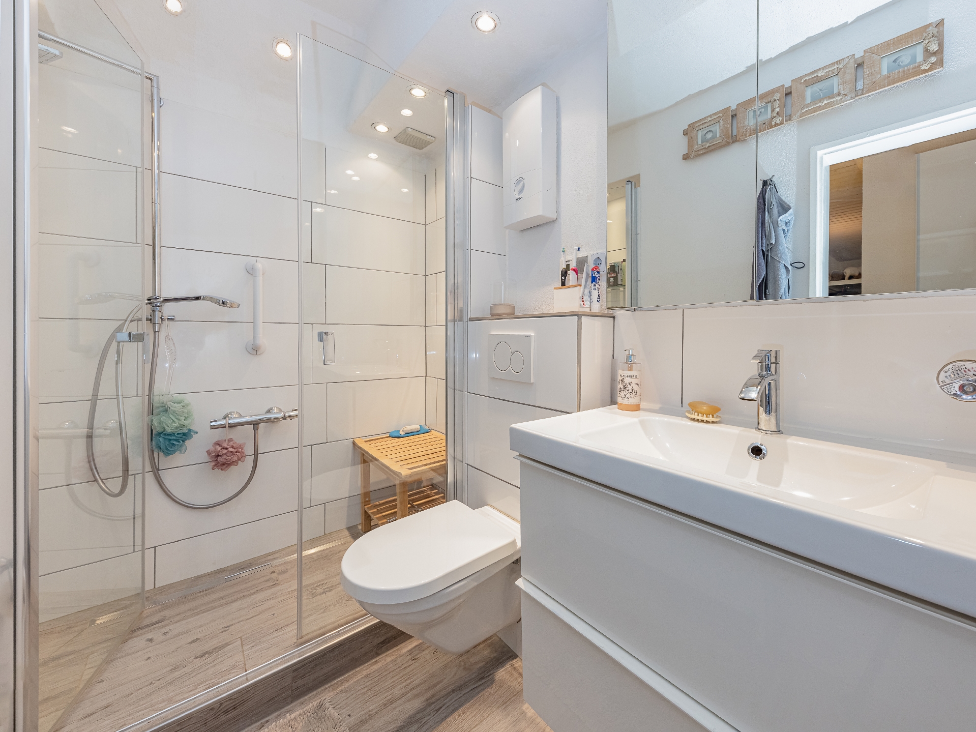 modernes Duschbadezimmer