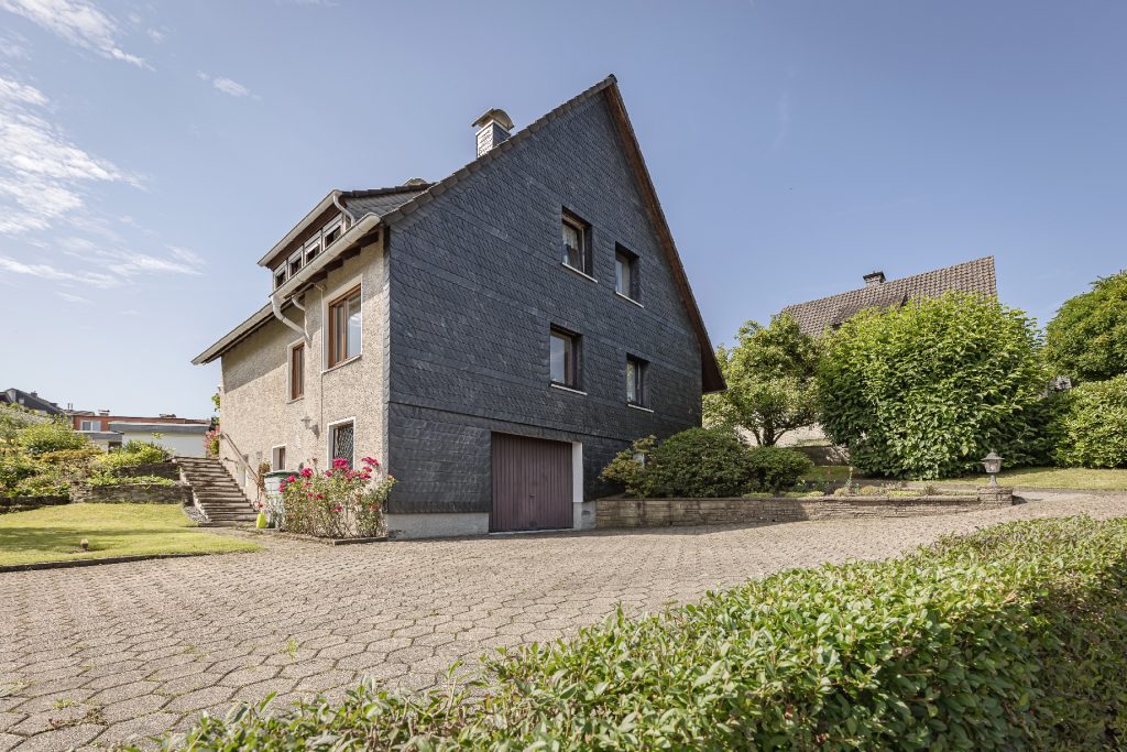 Zweifamilienhaus mit Hof- und Gartenfläche