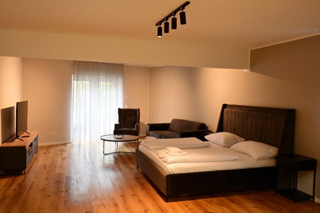 Zimmerblick zum Balkon