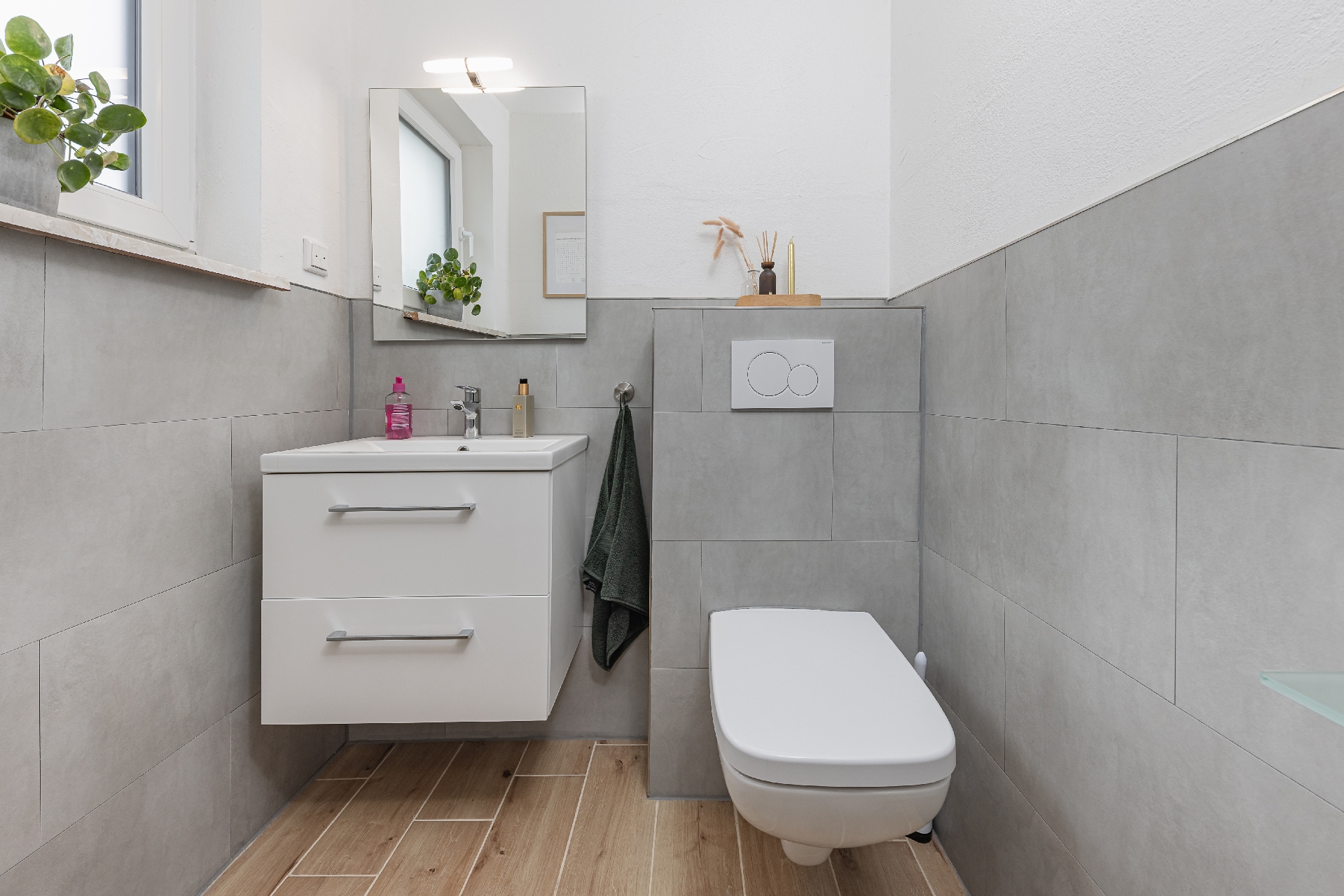 modernisiertes Gäste-WC mit Fenster