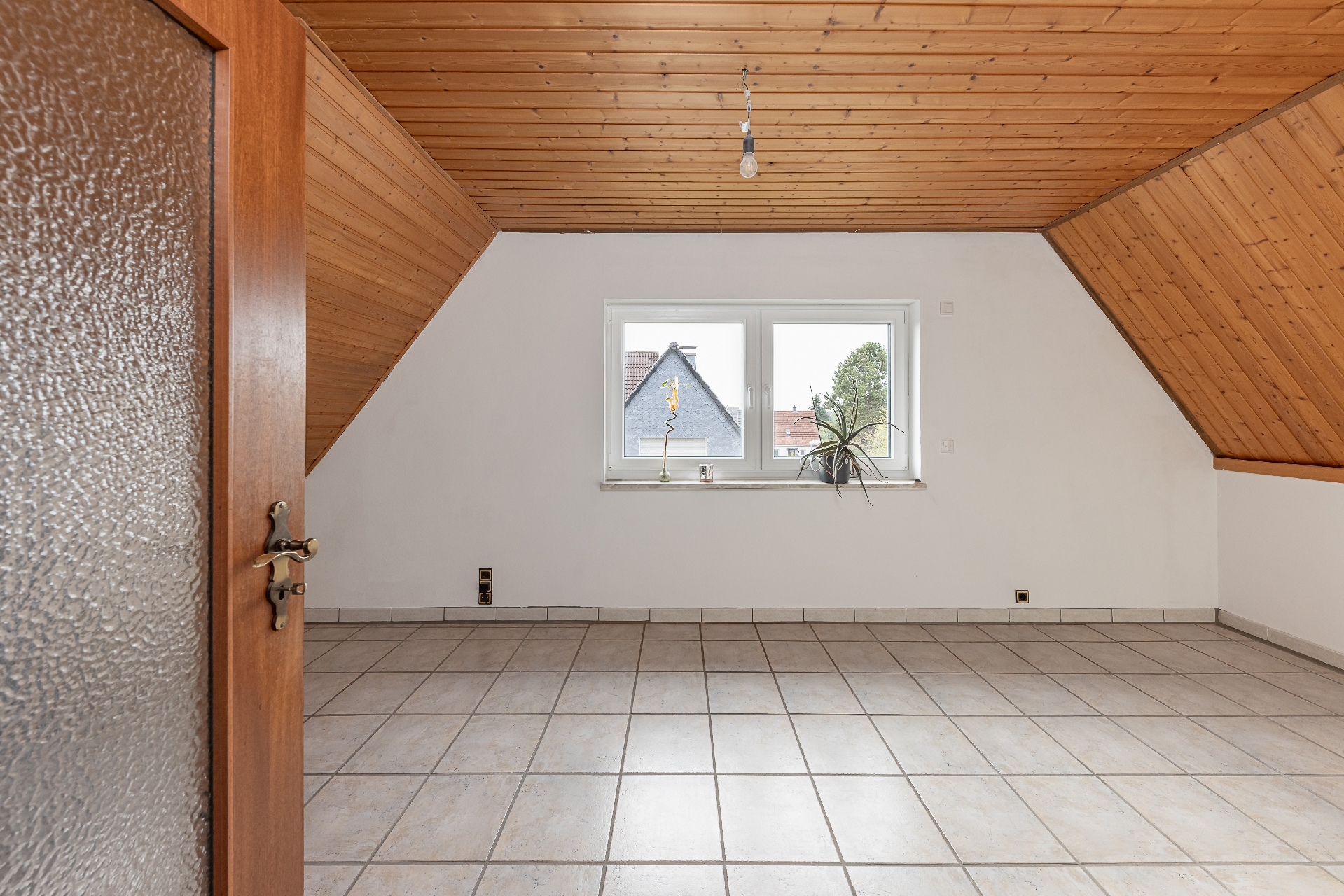 großzügiges Schlafzimmer