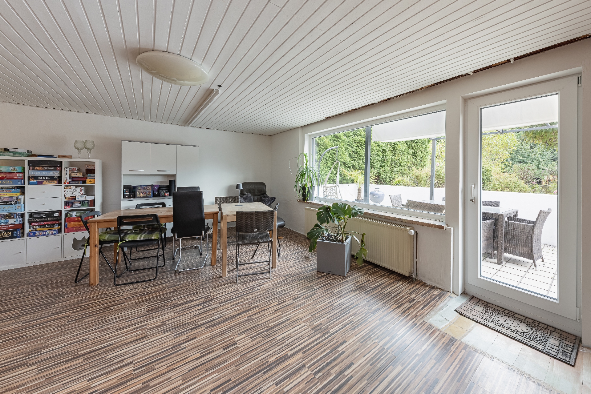 Kaminzimmer mit Zugang zum Garten