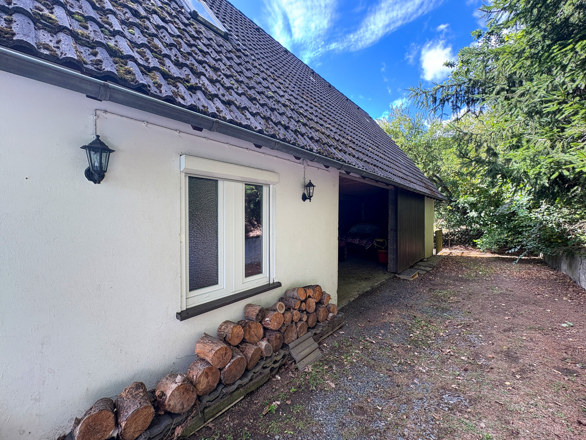 Nebengebaude mit ELW