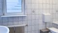 Badezimmer mit Fenster