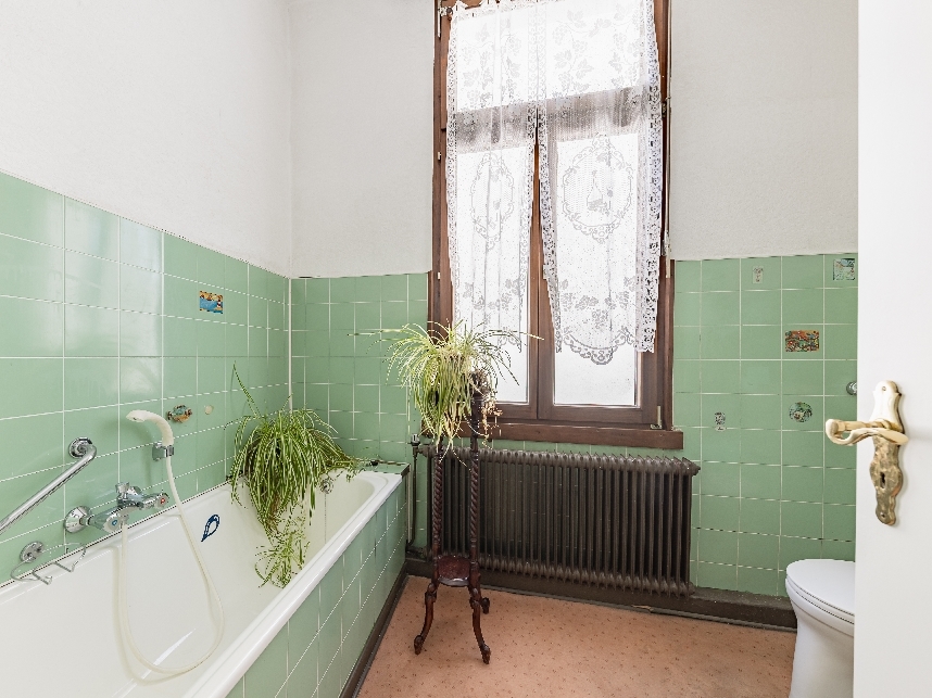 Wannenbad mit Fenster