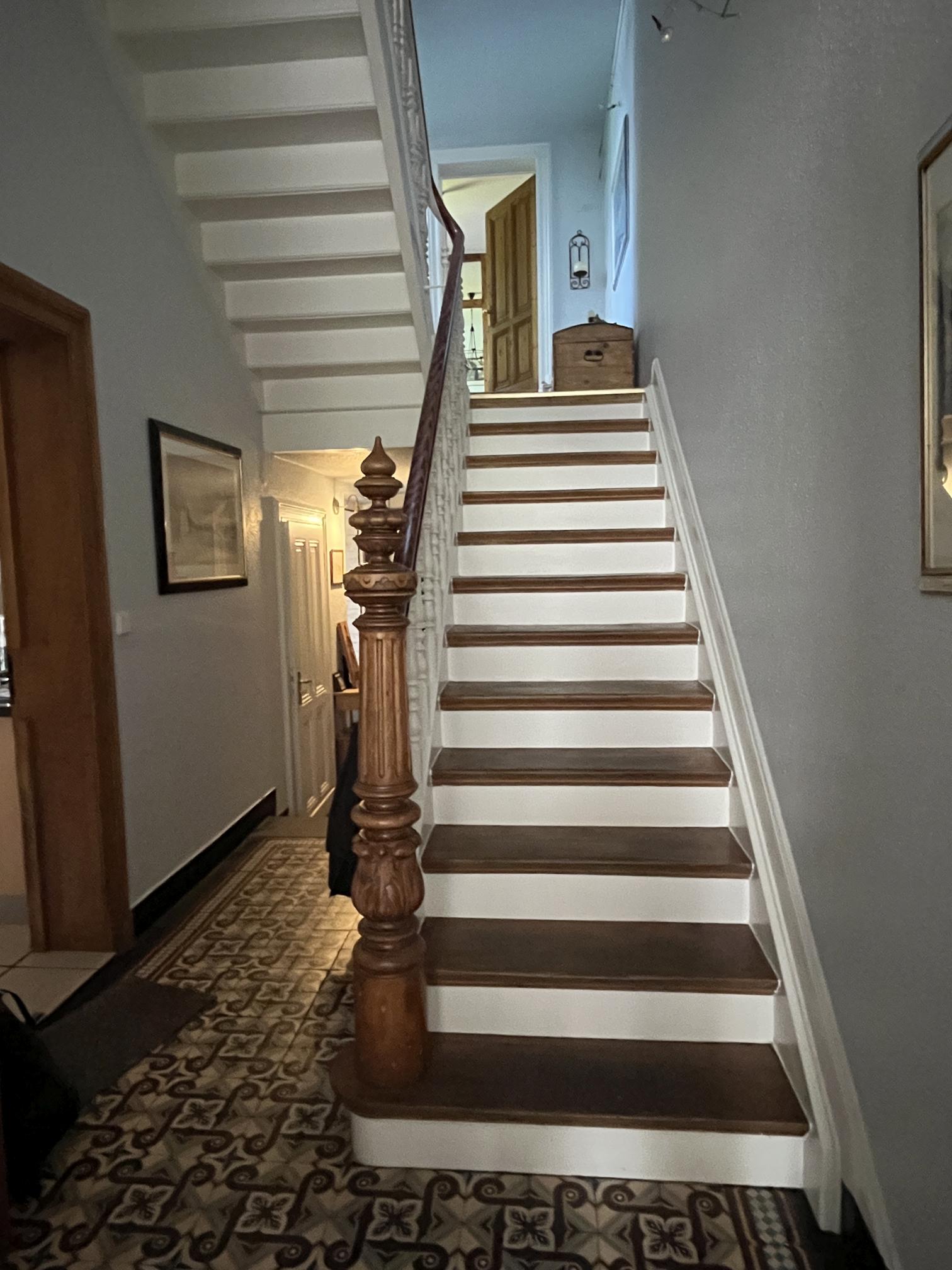 Ein breites Treppenhaus