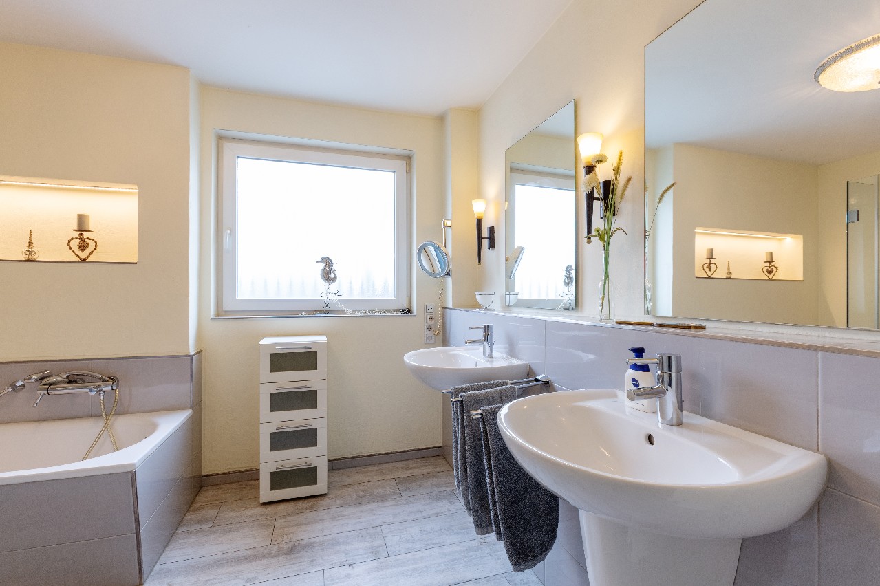 Dusch- und Wannenbad Ansicht 1