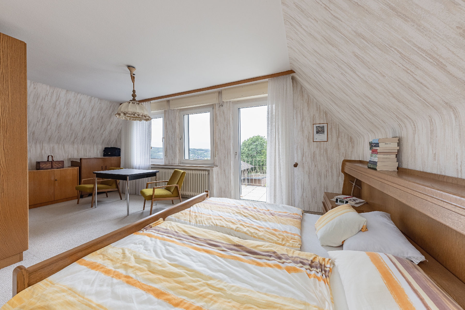 großes Schlafzimmer mit Balkonzugang