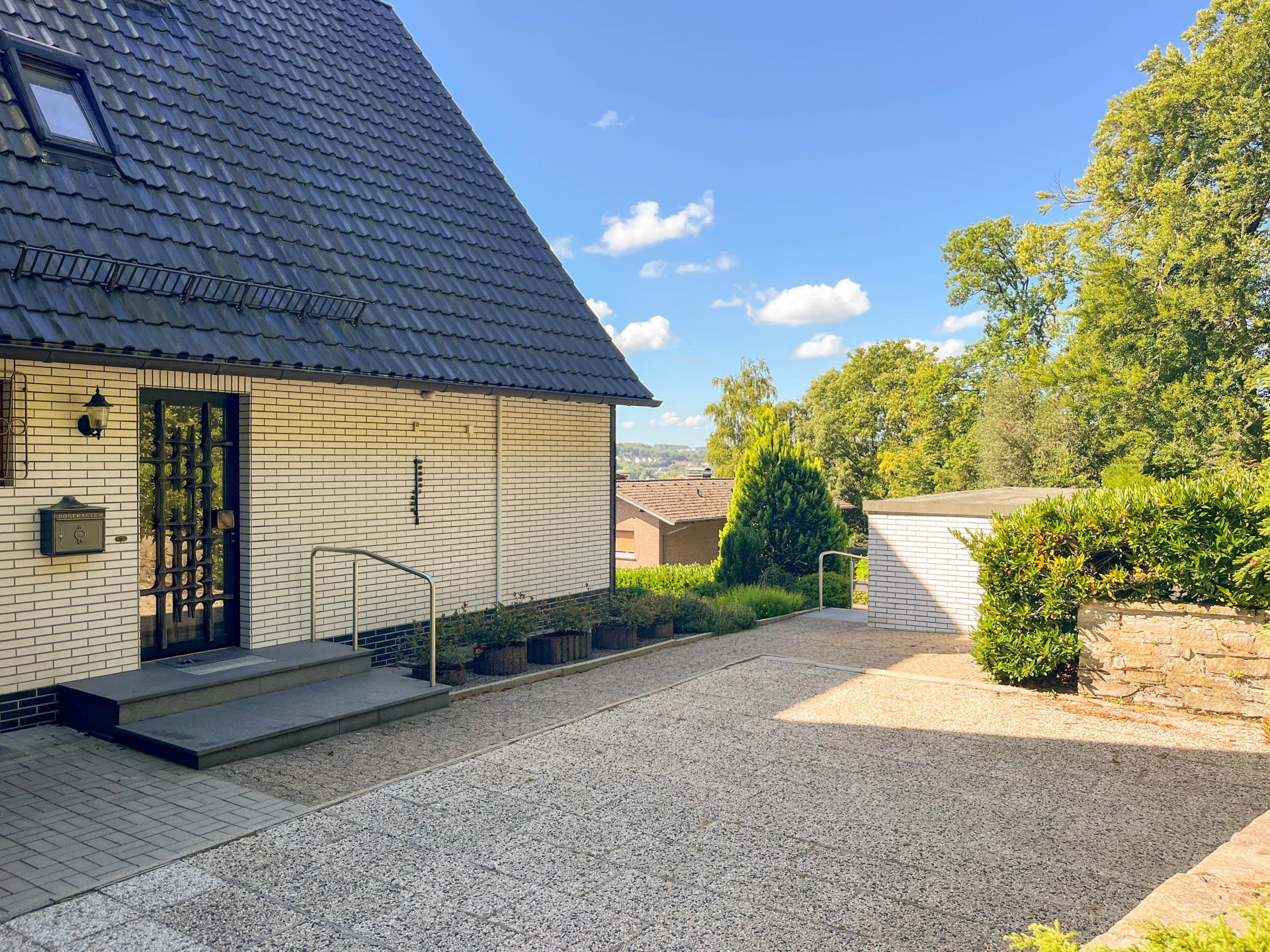 große Terrasse mit Garten