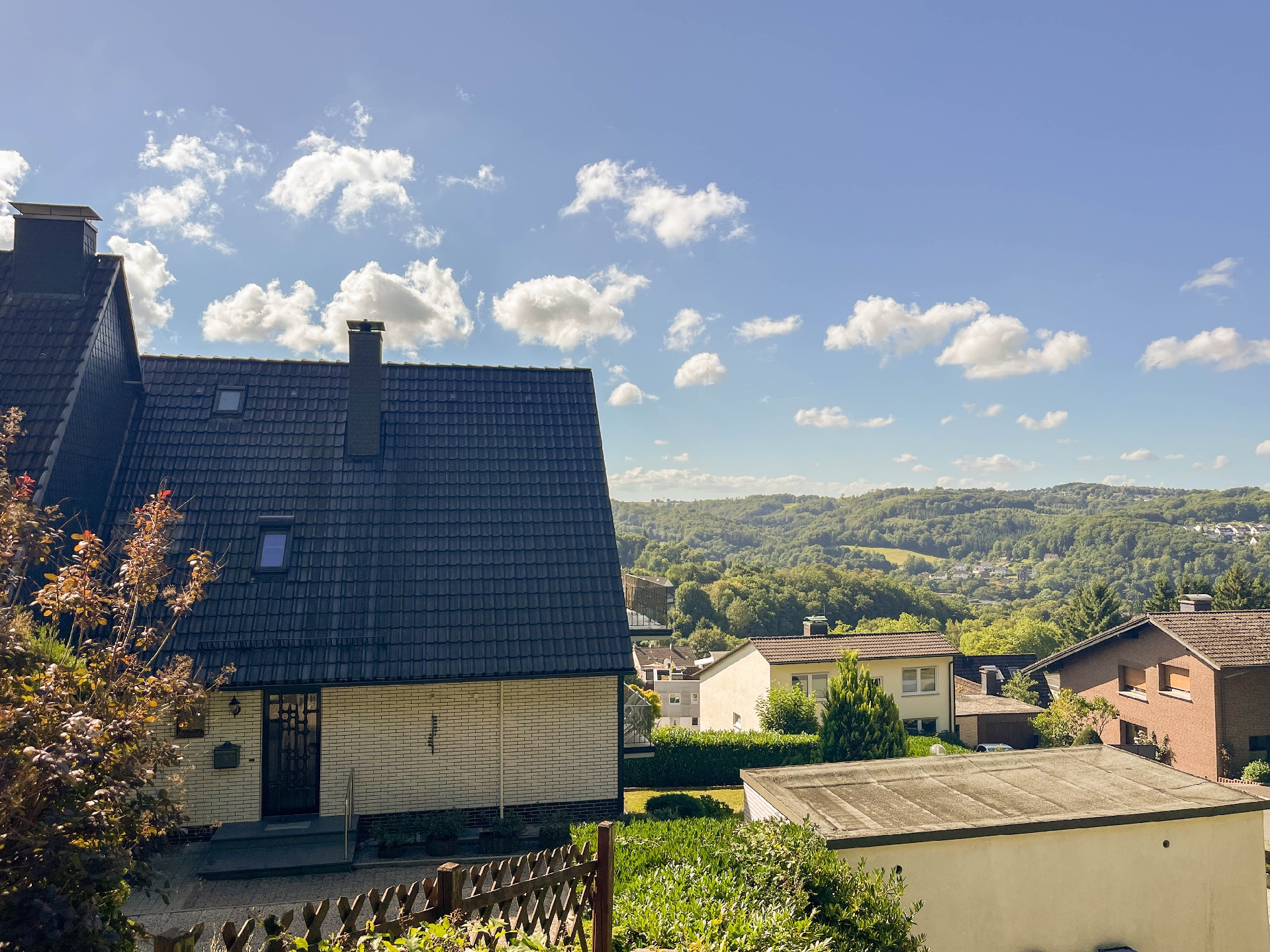 große Terrasse mit Garten