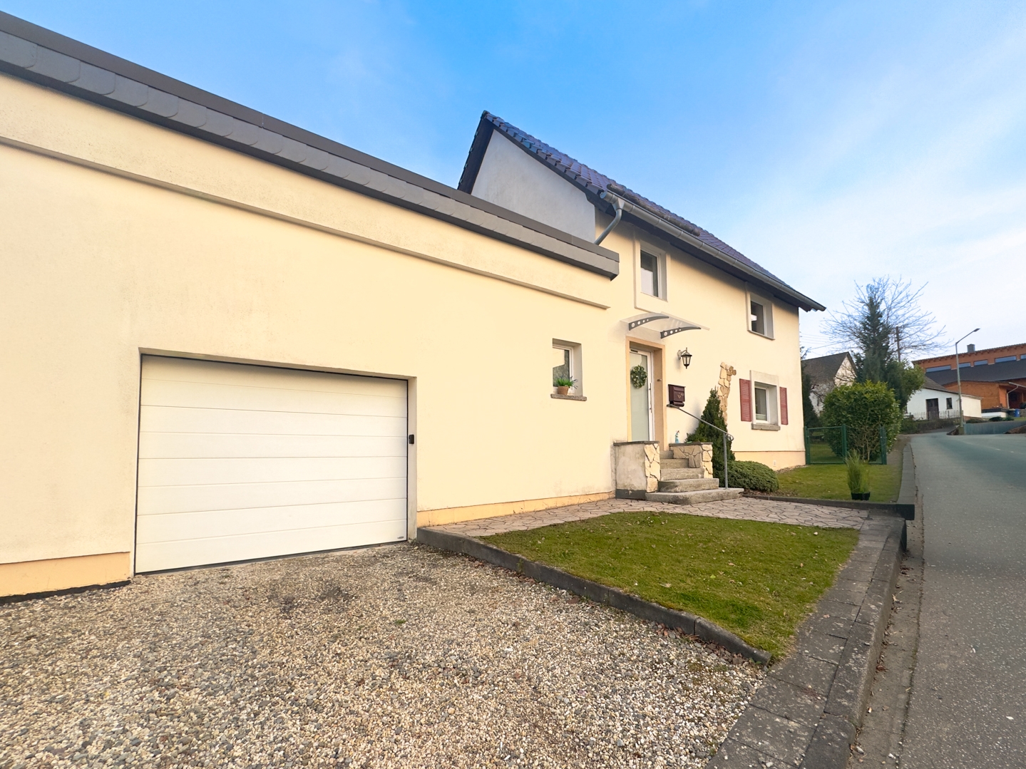 Hausansicht mit Garage