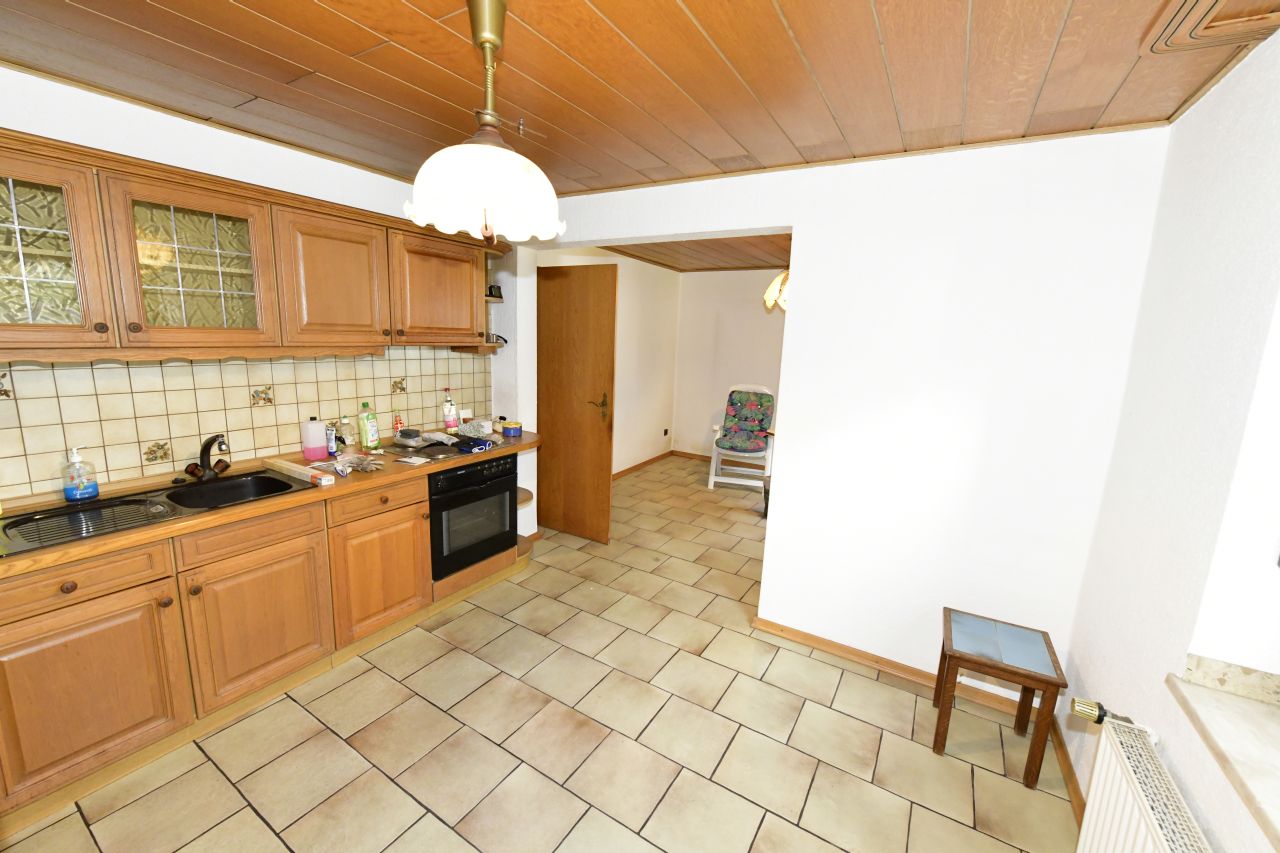 Küche mit Essplatz im Erdgeschoss