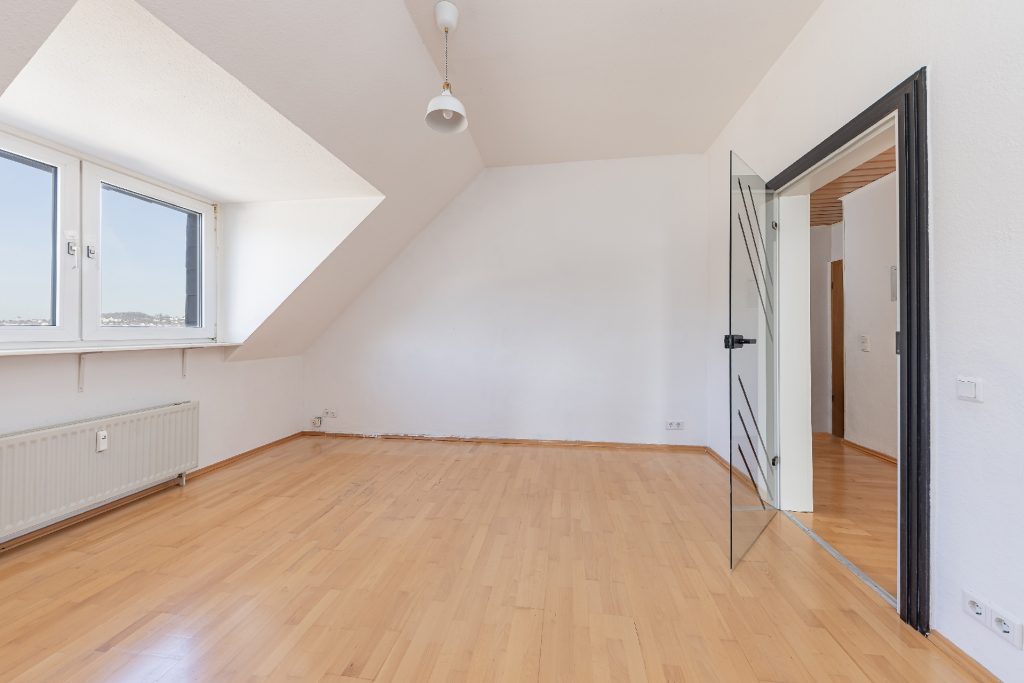 lichtdurchflutetes Wohnzimmer