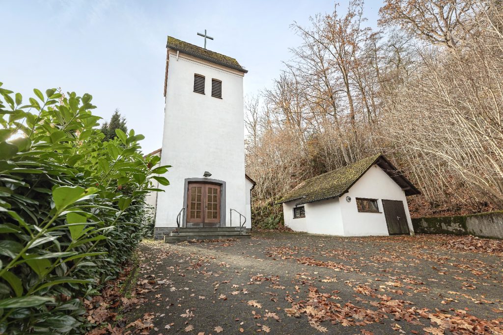 Kirchenliegenschaft mit Hoffläche