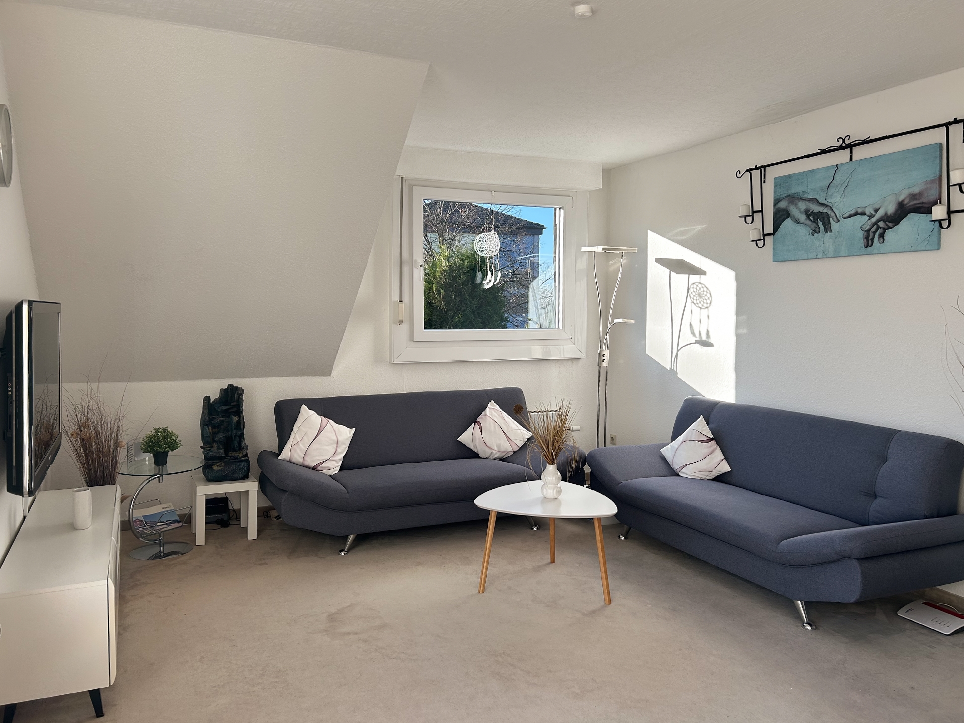 lichtdurchflutetes Wohnzimmer