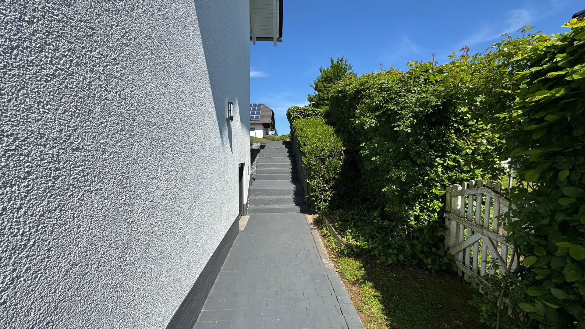 befestigter Weg zur Einliegerwohnung