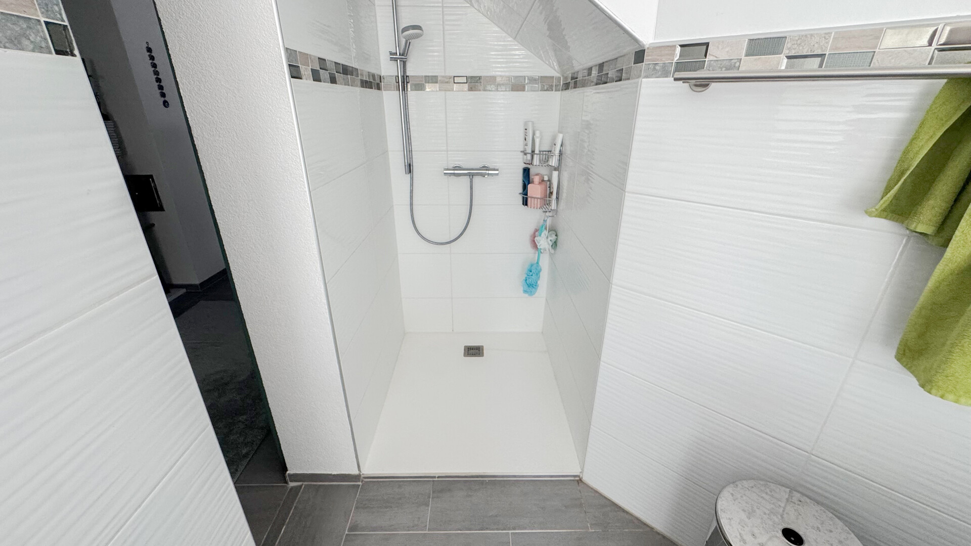 Tageslichtbad mit Dusche und Wanne Einliegerwohnung