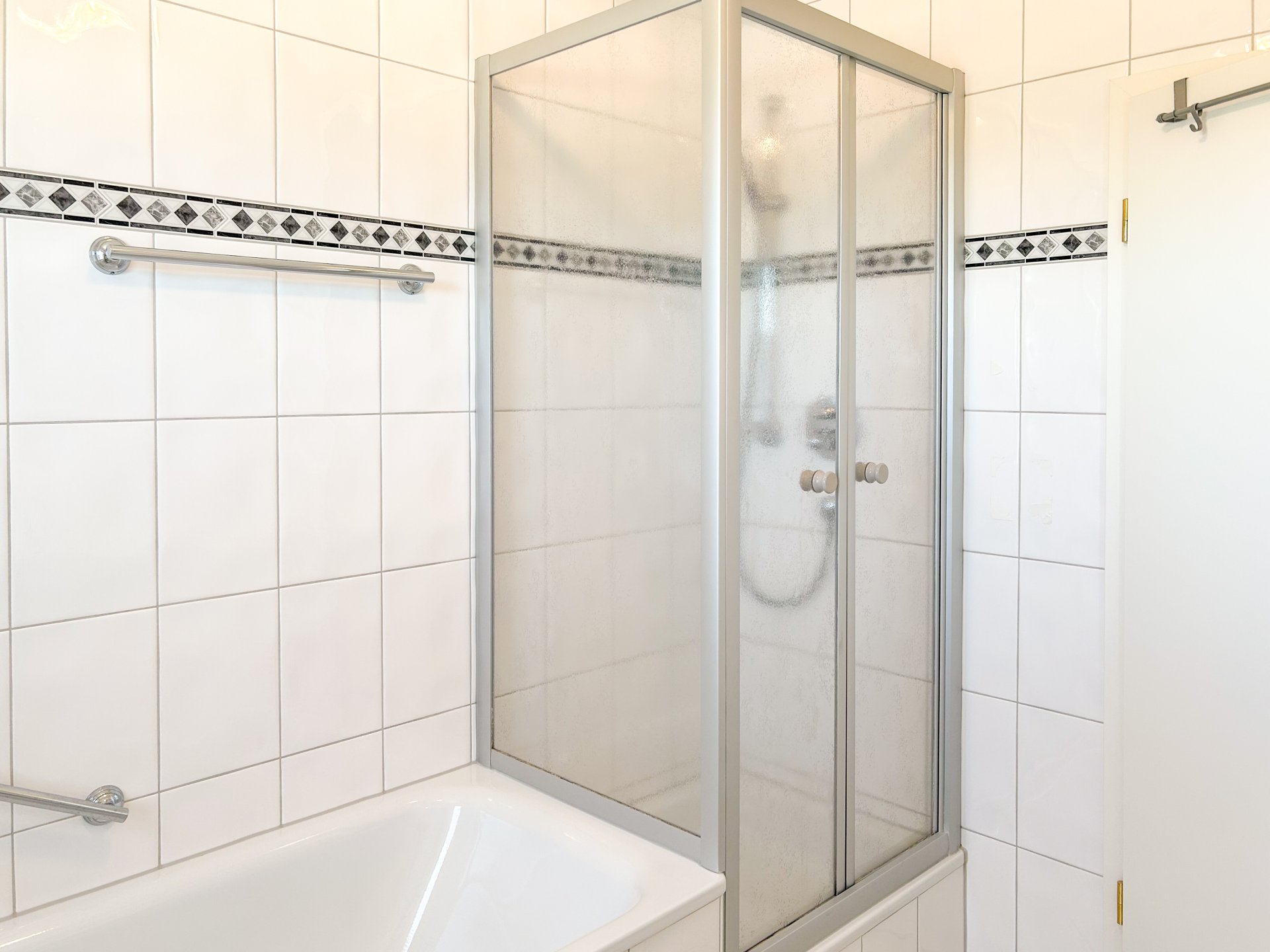 Badezimmer mit Dusche und Wanne