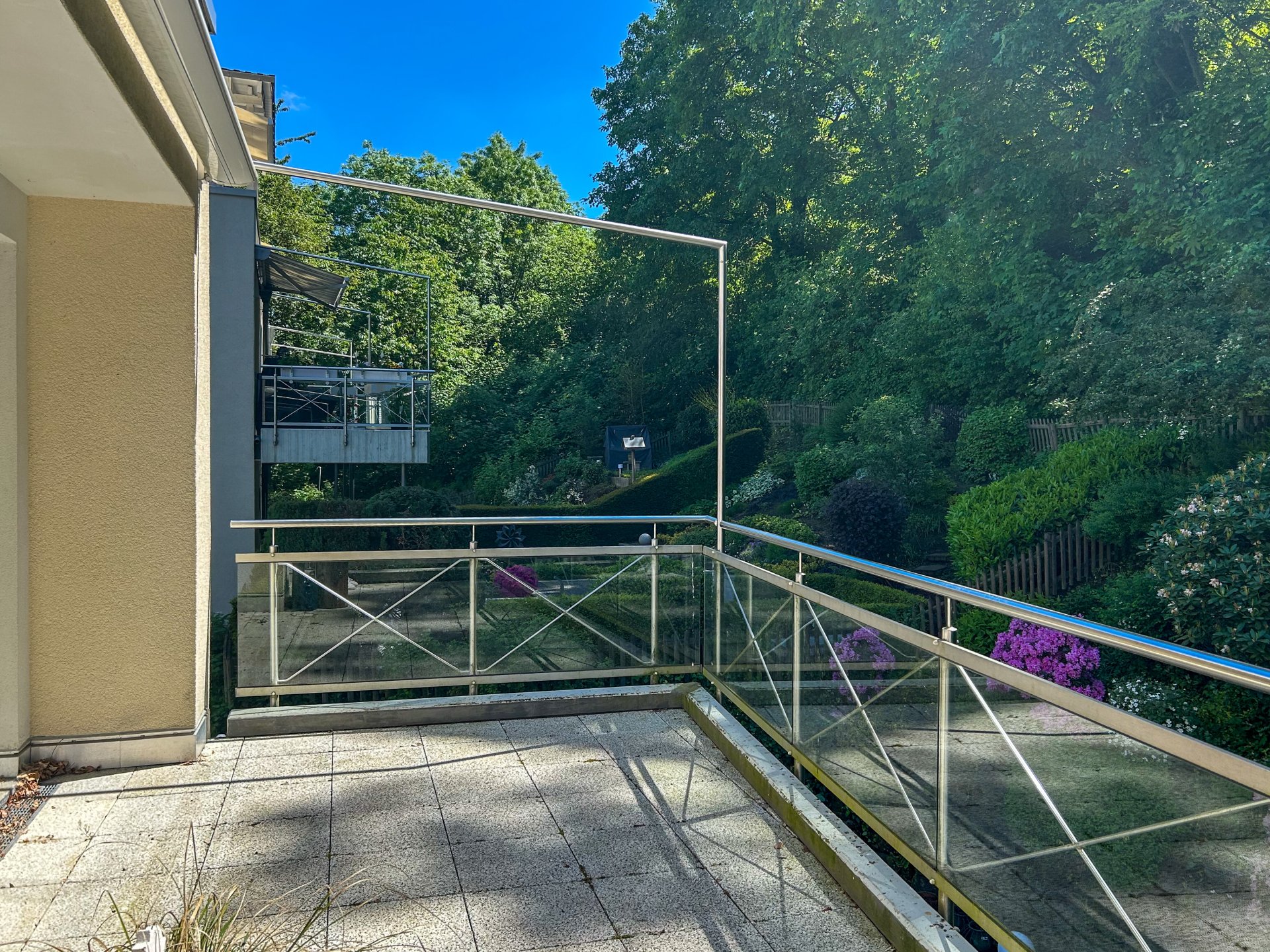 großer Balkon mit elektr. Markise