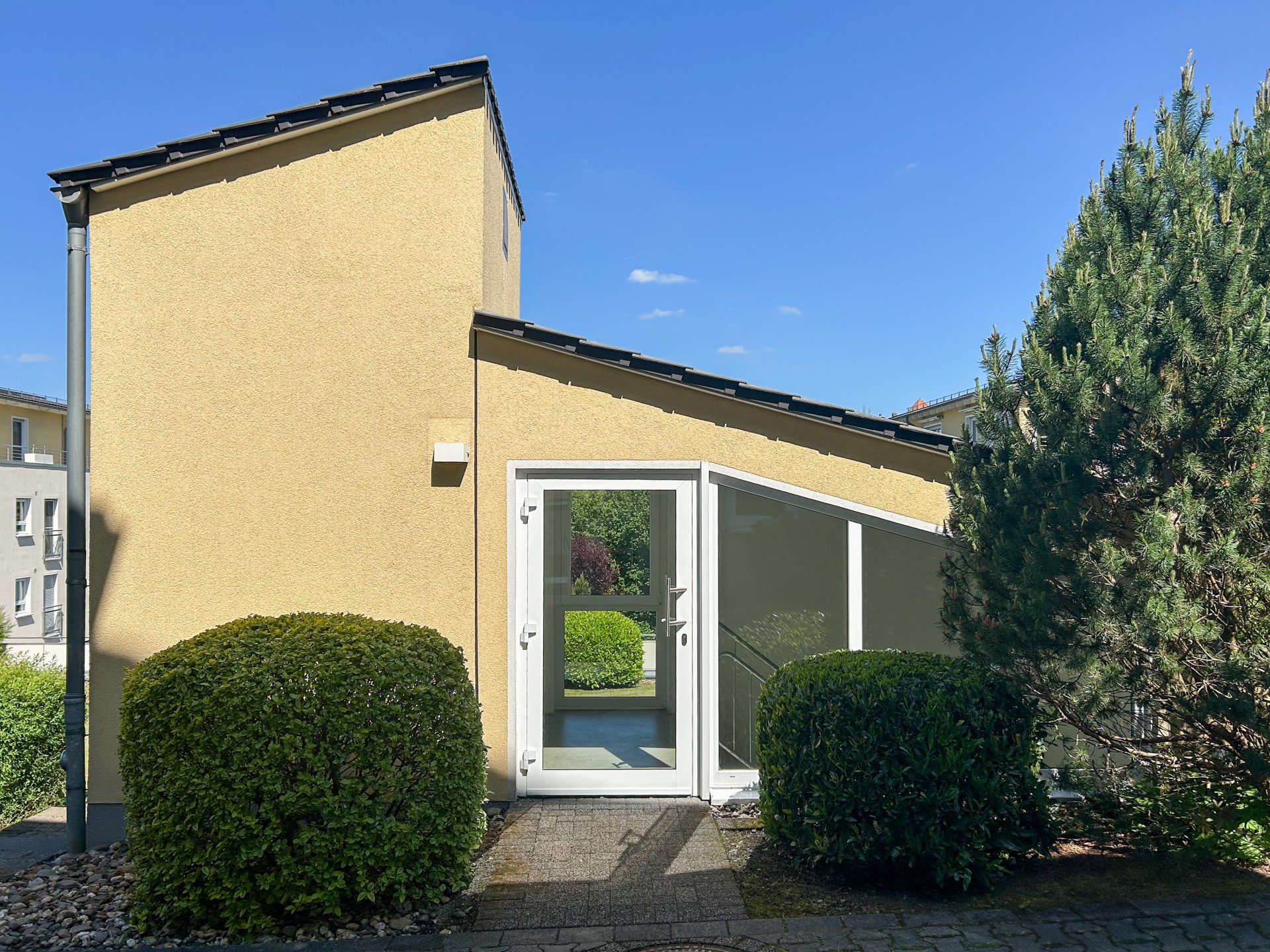 Tiefgarageneingang mit Aufzug