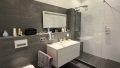 ..mit Dusche und Badewanne 