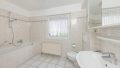 Tageslichtbad mit Dusche und Wanne