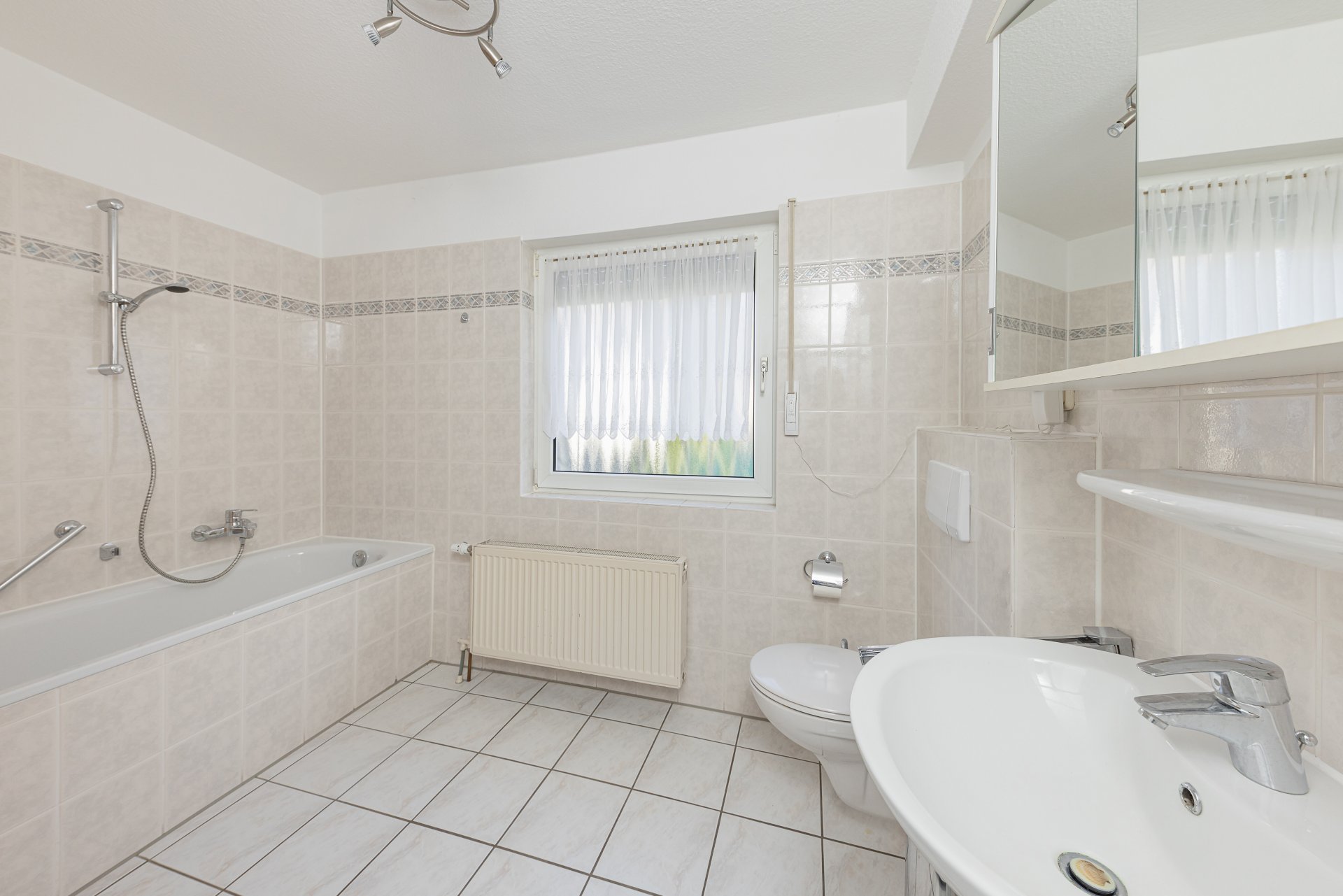 Tageslichtbad mit Dusche und Wanne
