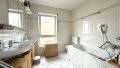 Bad mit Wanne und Dusche im Obergeschowsws