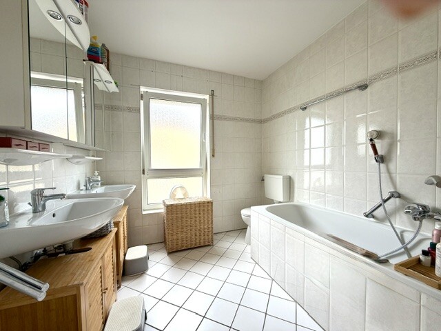 Bad mit Wanne und Dusche im Obergeschowsws