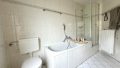 Bad mit Wanne und Dusche im Obergeschoss