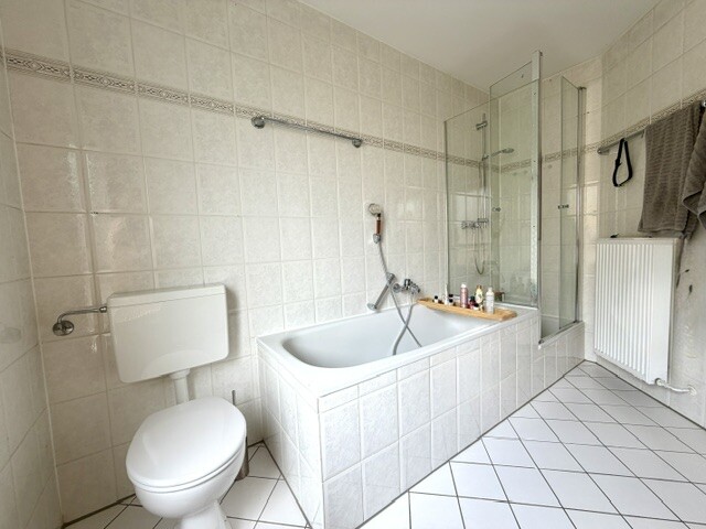Bad mit Wanne und Dusche im Obergeschoss
