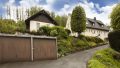 Ansicht mit Garagen und Tiny House