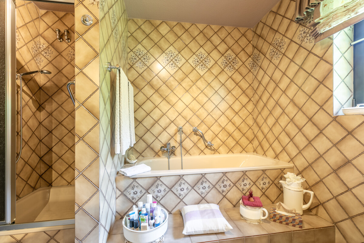 Badewanne + Dusche