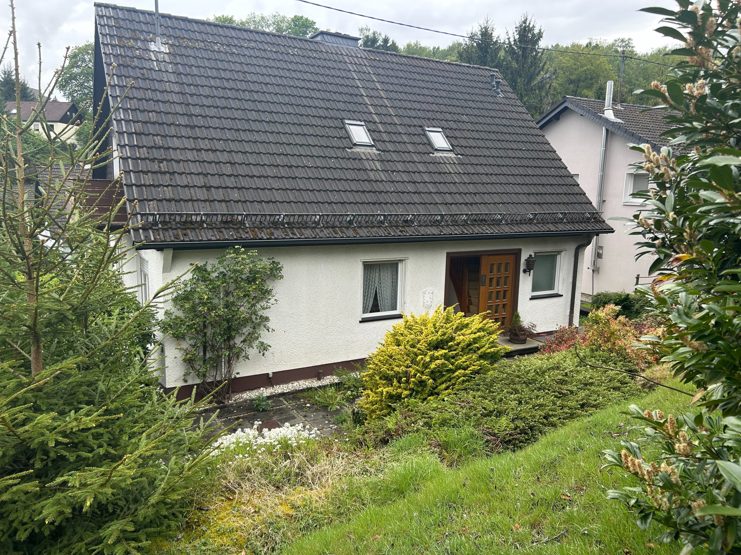 vom Garten auf das Haus geblickt