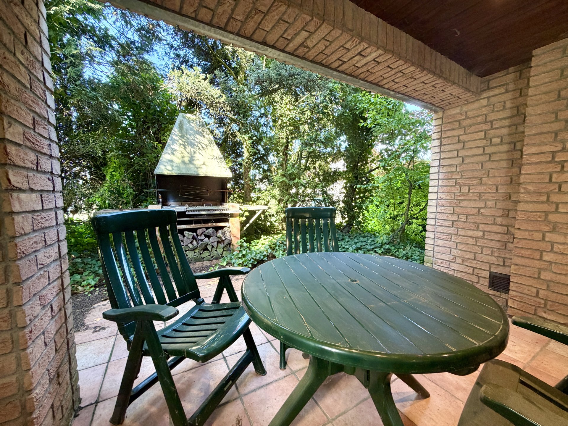 Überdachte Terrasse im Erdgeschoss