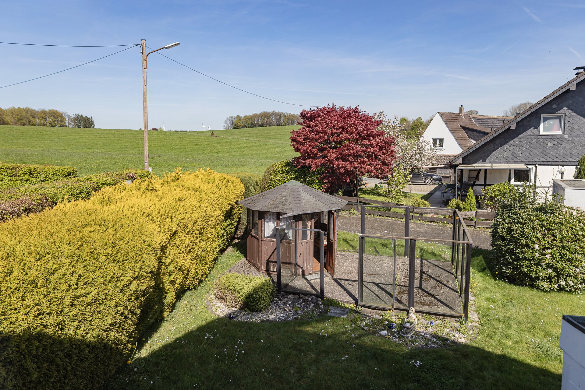 Blick in den Garten und darüber hinaus