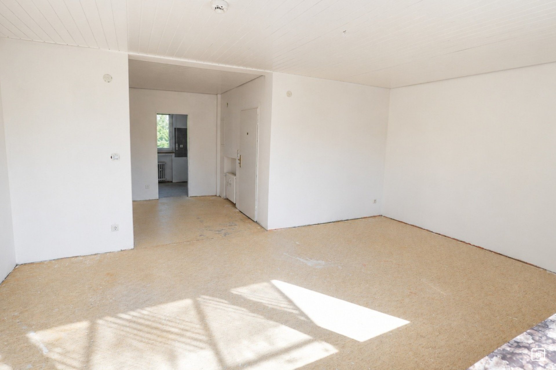 Blick vom Balkon zurück ins Wohnzimmer