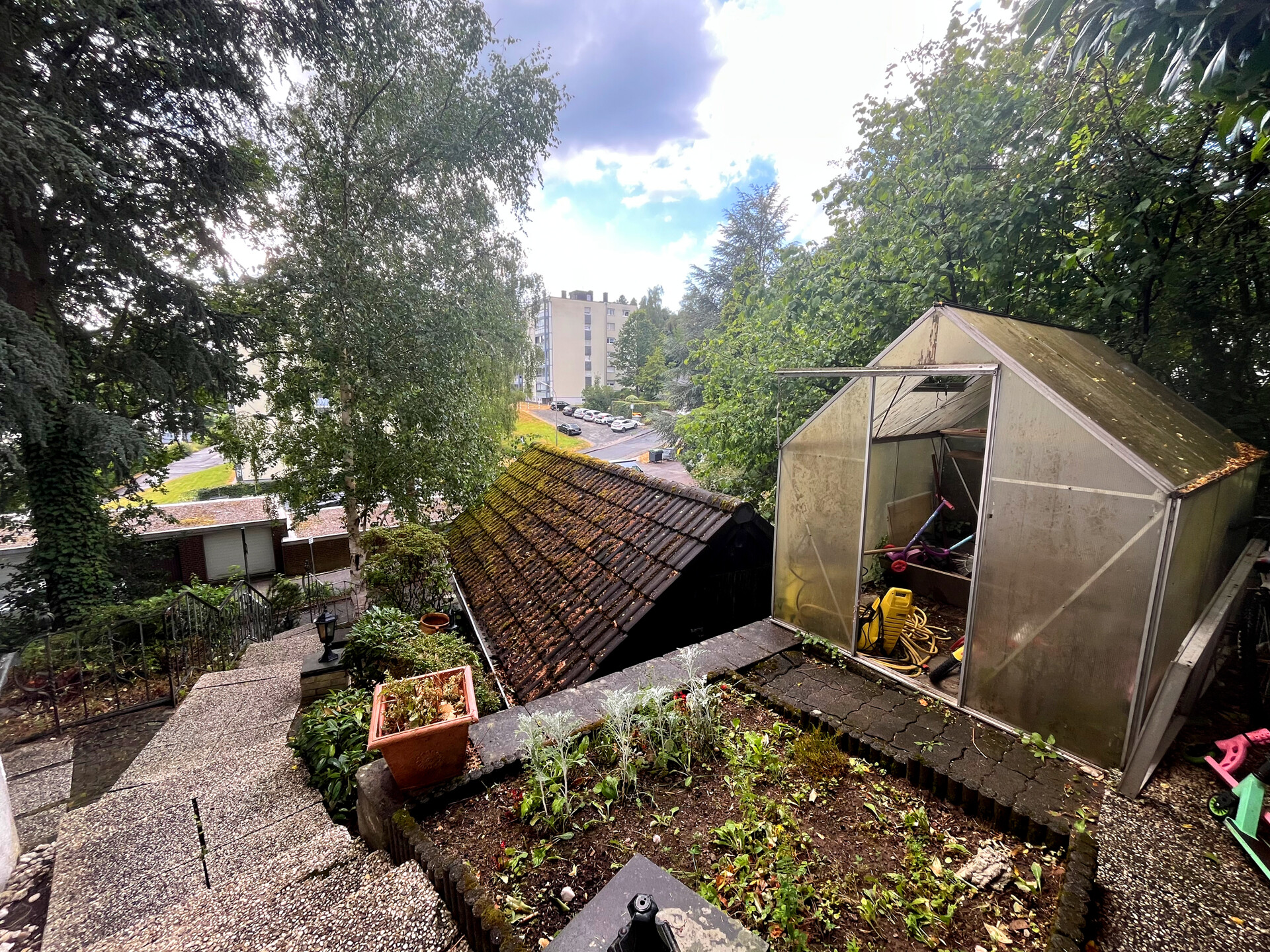 Gewächshaus und Beet