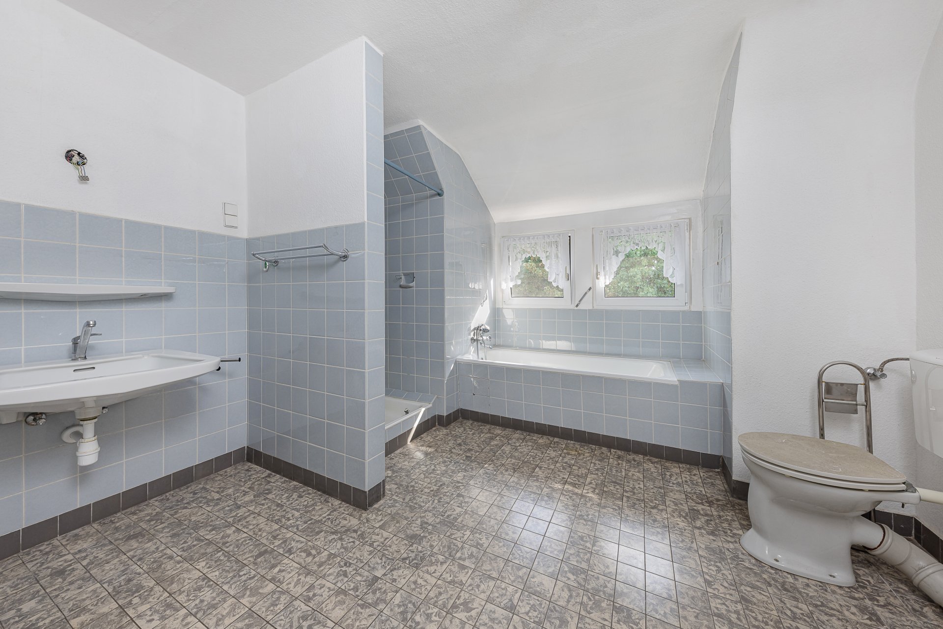 Tageslichtbad mit Dusche und Wanne