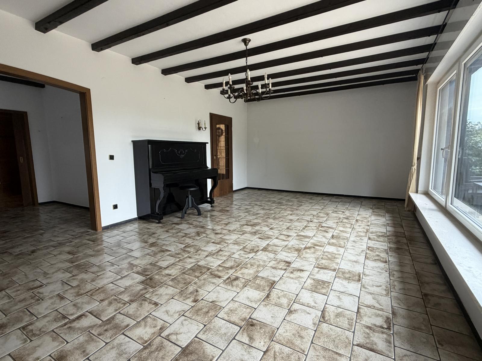 Wohnzimmer m. angr. Essplatz
