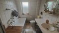 Tageslichtbad mit Wanne und WC OG