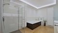 Regendusche und Zwei-Personen-Wanne