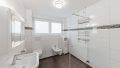 modernes Tageslichtbad mit Dusche